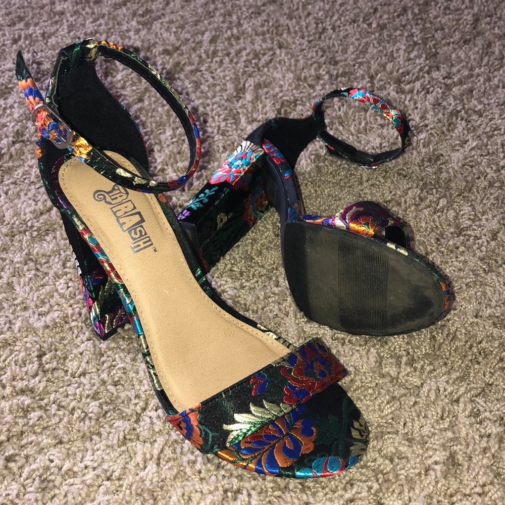 Chinese pattern heels - Picture 2 of 3